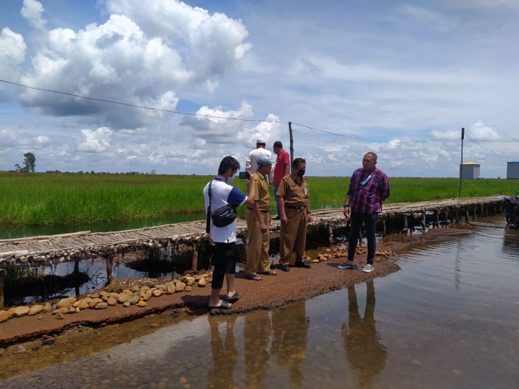 Wahyudi Rahman saat pantai jalan pengubung antar kabupaten di HSS