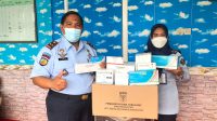 Petugas Kesehatan Lapas Tanjung serah terima bantuan obat-obatan kepada Kalapas Tanjung, Heru Yuswanto.