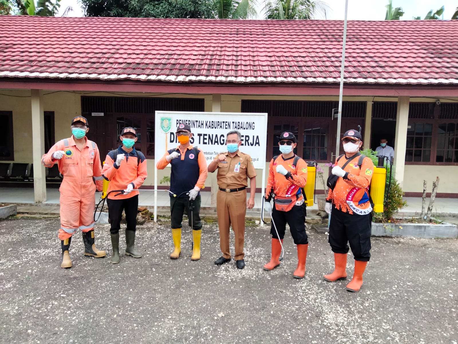 Petugas saat melakukan sterilisasi atau penyemprotan di kantor Disnaker Tabalong