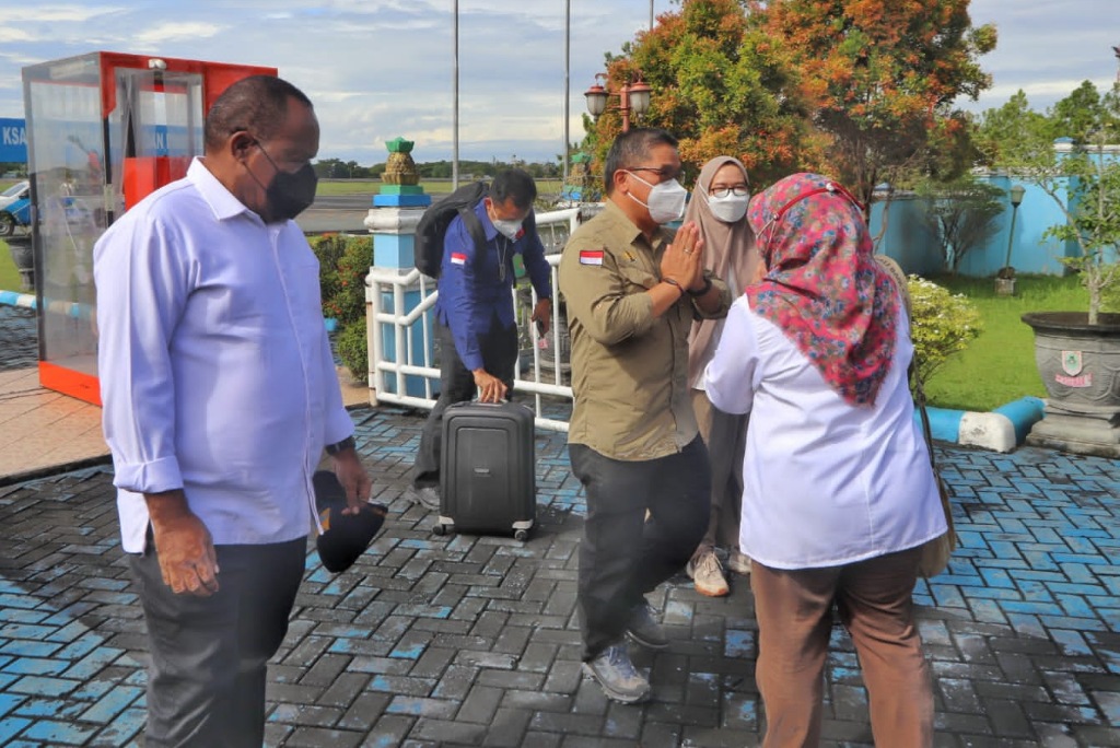 Plt Kepala Dishut Kalsel, Fathimatuzzahra menyambut kedatangan Wamen Lingkungan Hidup dan Kehutanan, Alue Dohong dan Wamen Pekerjaan Umum dan Perumahan Rakyat, John Wempi Wetipo, di Bandara Syamsudin Noor, Banjarbaru, Rabu (9/2/2022)