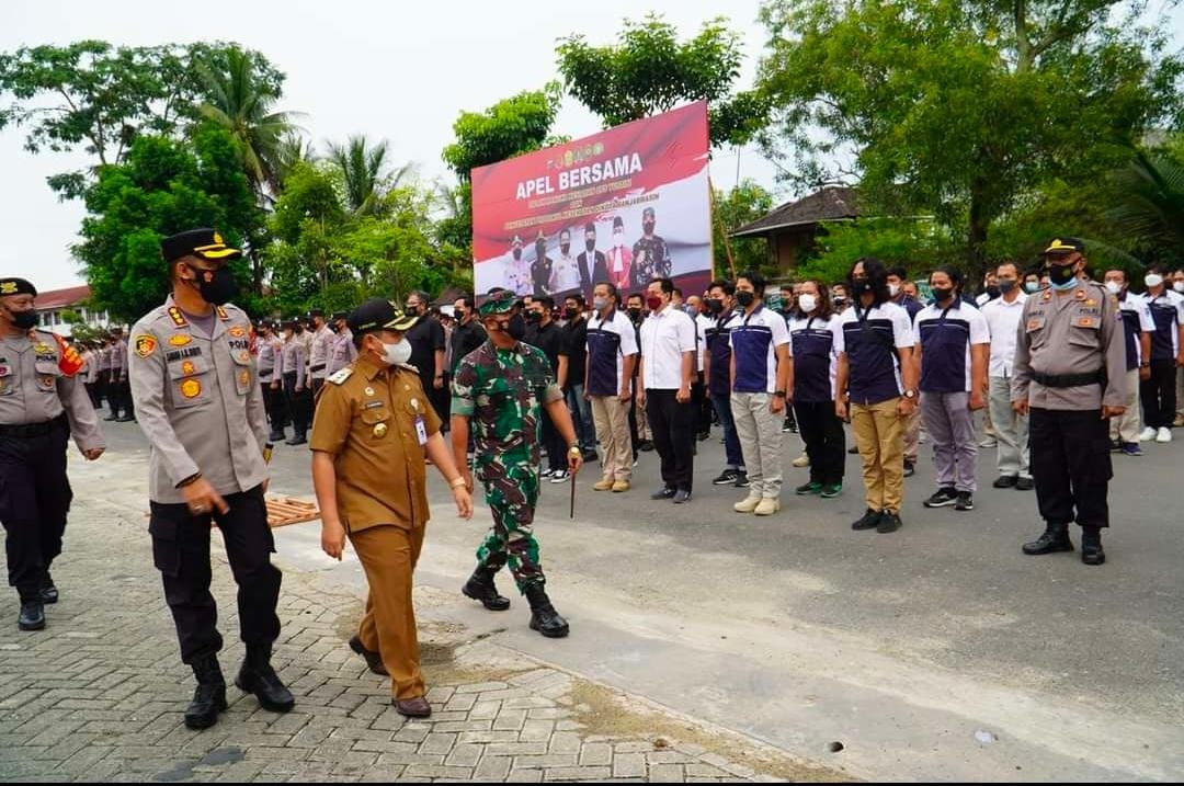 Walikota Banjarmasin, Ibnu Sina, didampingi Dandim 1007/Banjarmasin, Kolonel Inf Oki Andriansyah Adiwirya dan Kapolresta Banjarmasin, Kombes Pol Sabana Atmojo saat meninjau kesiapan pasukan Apel yustisi, di Lapangan Kamboja, Senin (21/02).