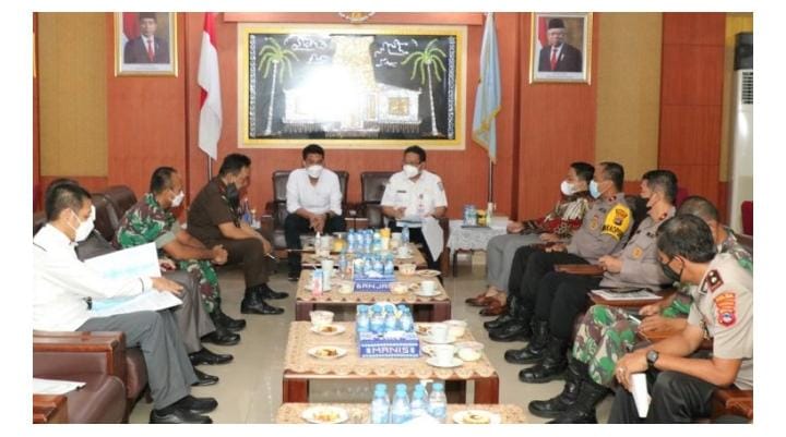 Bupati Banjar H Saidi Mansyur mempimpin Rapat Koordinasi forkopimda dalam percepatan vaksinasi dihadiri dari Polisian dan TNI setempat