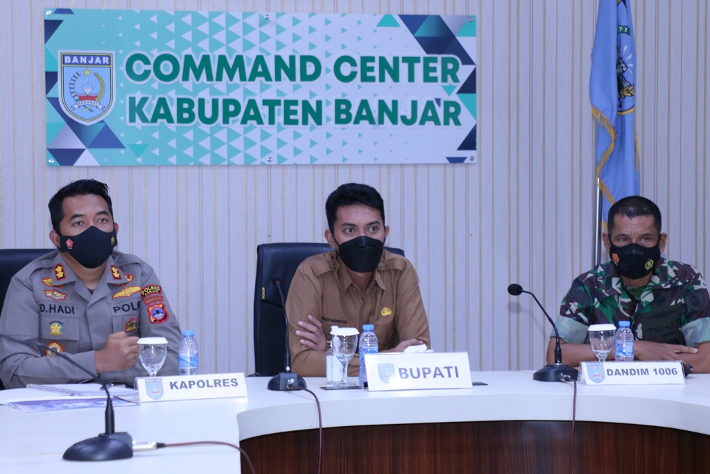Bupati Banjar H Saidi Mansyur, Saat menghadiri arahan dari Presiden melalui melalui video conference bersama TNI dan POLRI