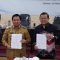 Walikota Banjarmasin, H Ibnu Sina bersama Rektor ULM, Sutarto Hadi usai penandatanganan kesepakatan kerjasama, (15/02).