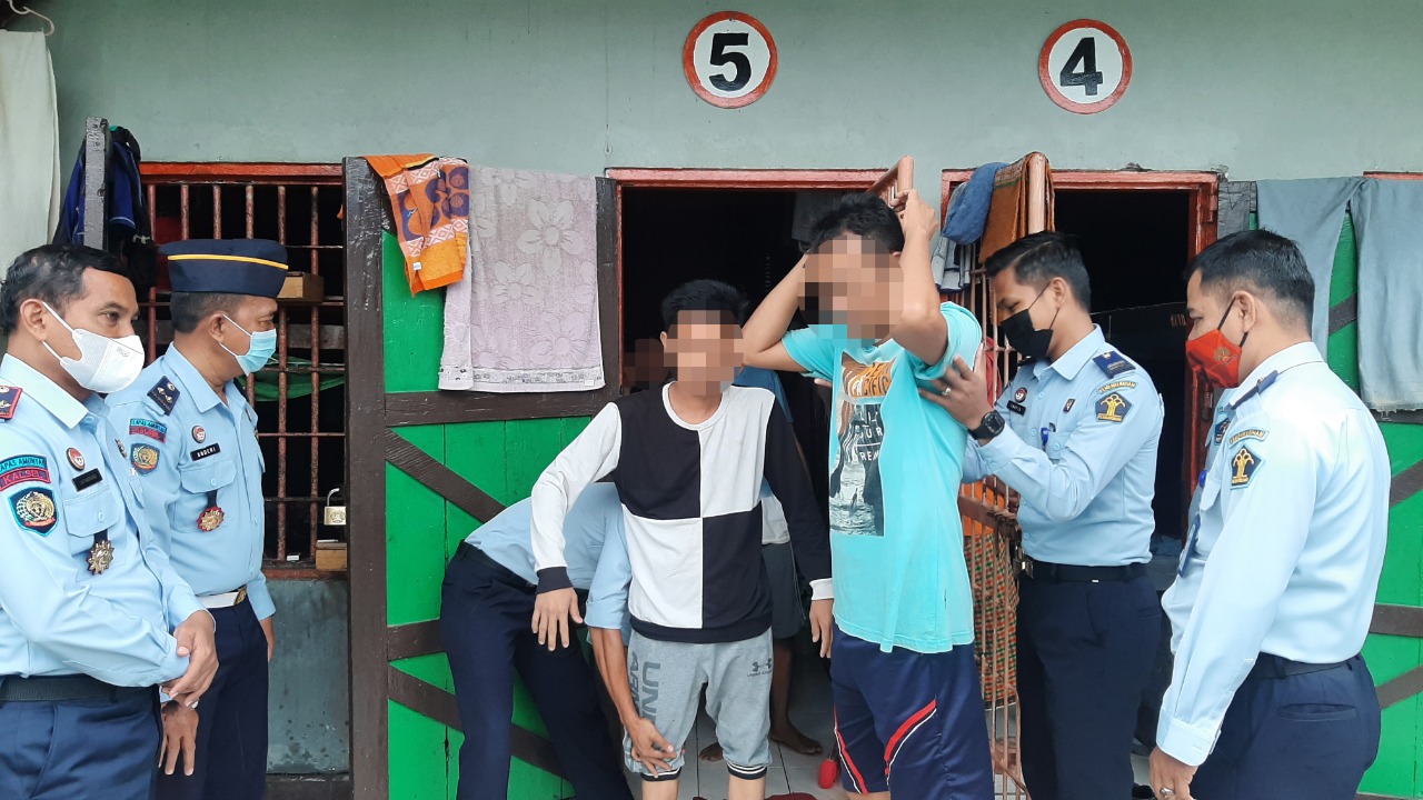Petugas Lapas Amuntai saat melakukan razia kepada tahanan yang langsung disaksikan Kalapas Dwi Hartono