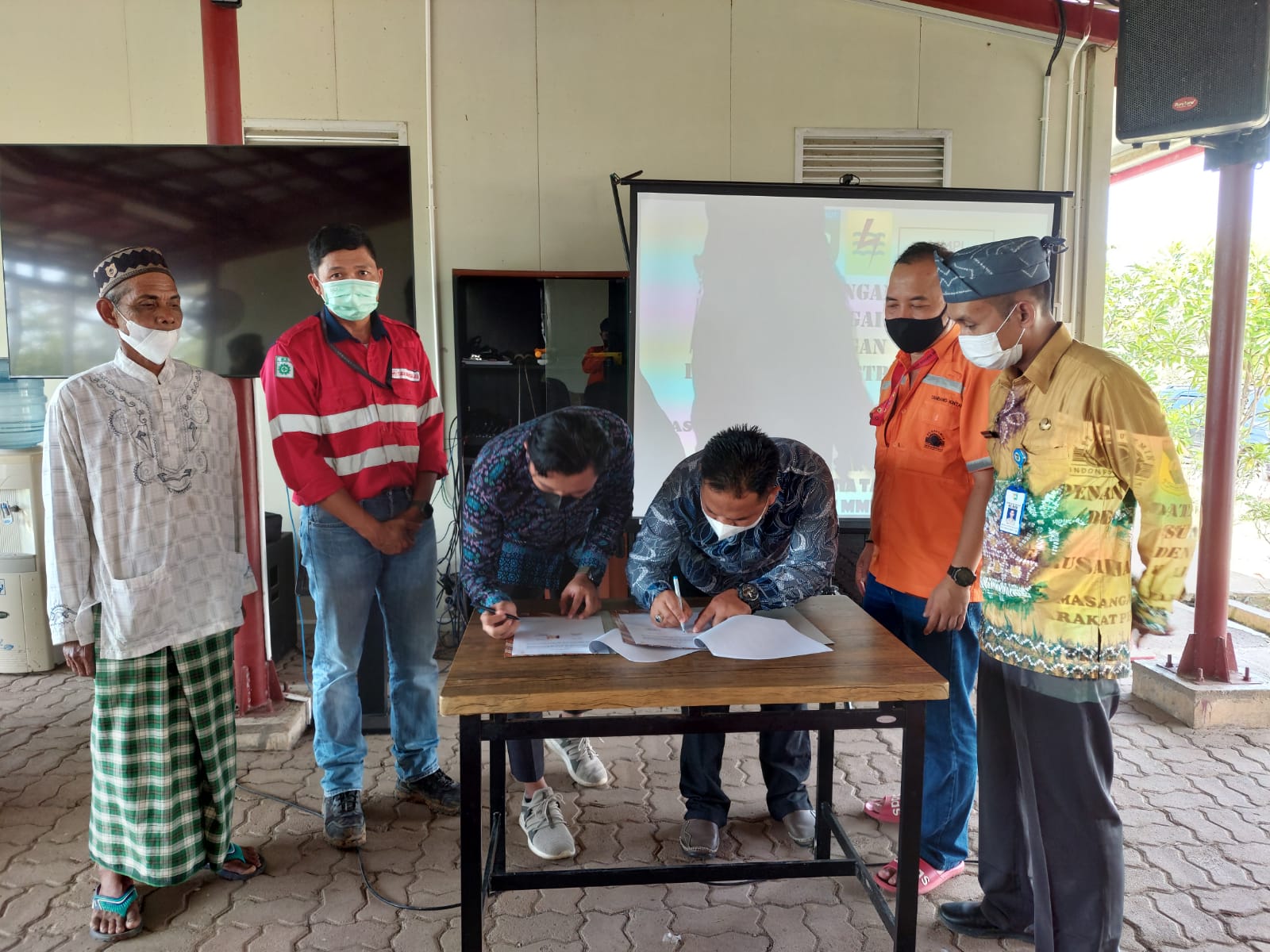 Penandatanganan MOU Desa Sungai Cuka Dengan PLN Menuju Desa Terang, Jum'at (4/2).
