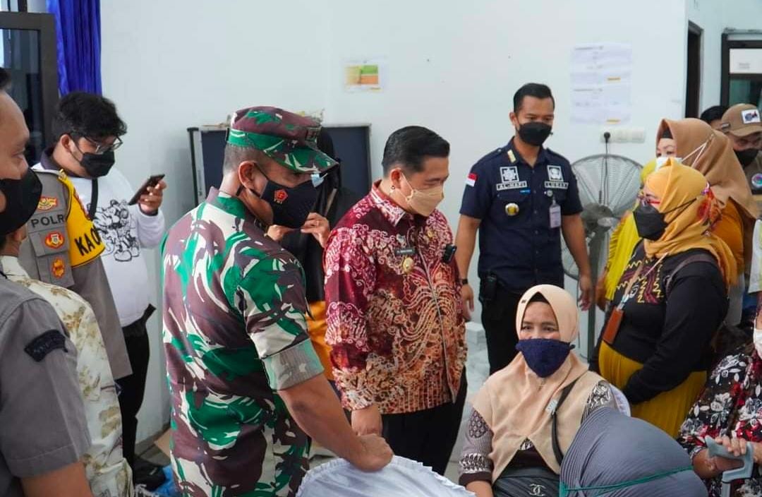 Walikota Banjarmasin H Ibnu Sina saat meninjau Vaksin Merdeka Lansia di Telawang.