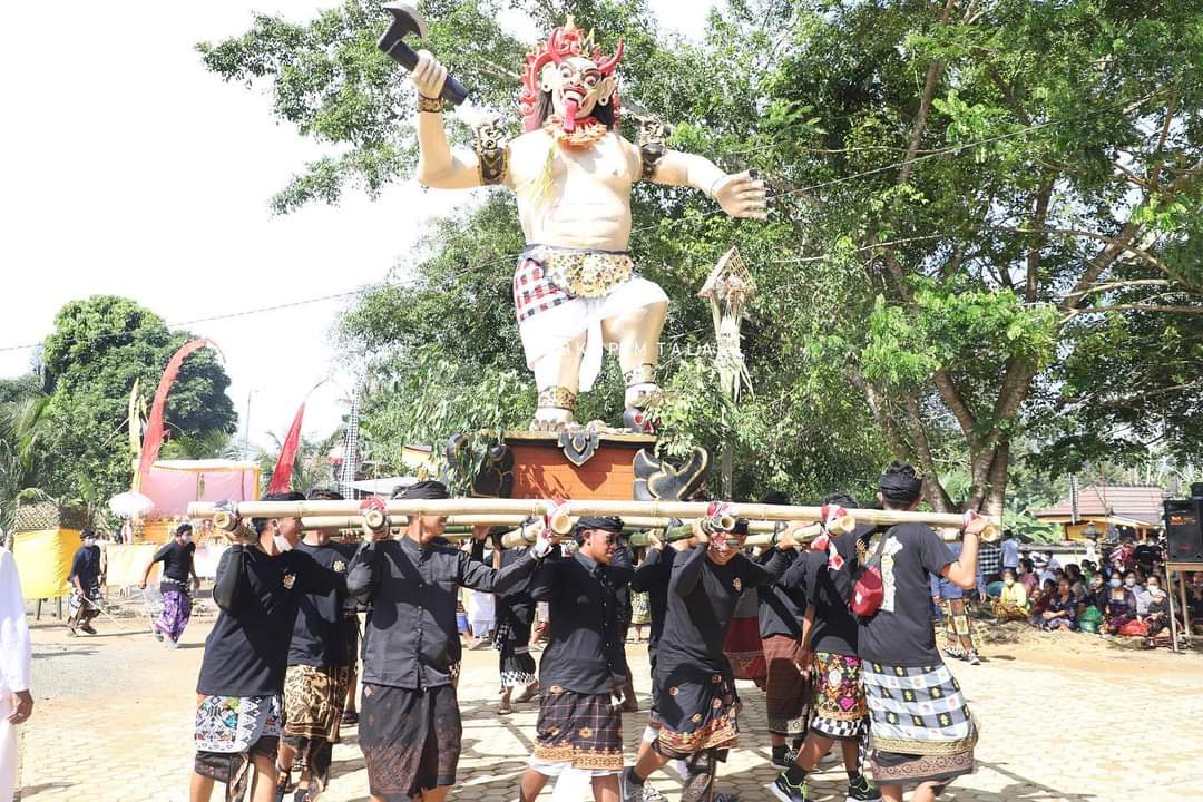 Pawai ogoh-ogoh pada perayaan Nyepi di Desa Tajau Pecah.