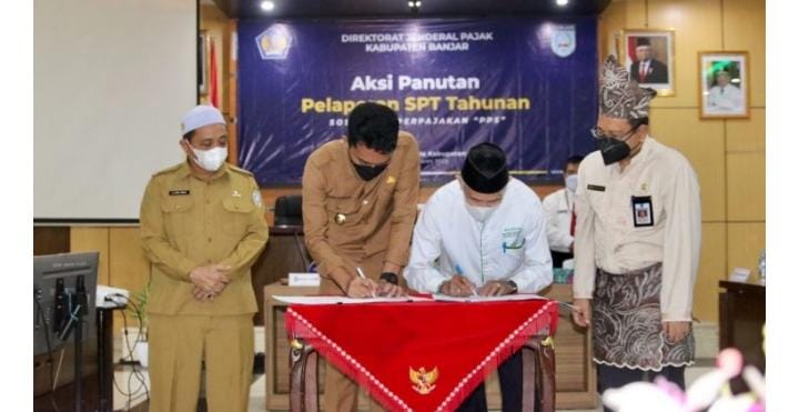 Penandatanganan dilakukan oleh Bupati Banjar H Saidi Mansyur bersama dengan Ketua Baznas Banjar Yusran Yaqub, disaksikan seluruh peserta Rakoor Mingguan, di Aula Barakat Martapura, Senin (14/3/2022) pagi.