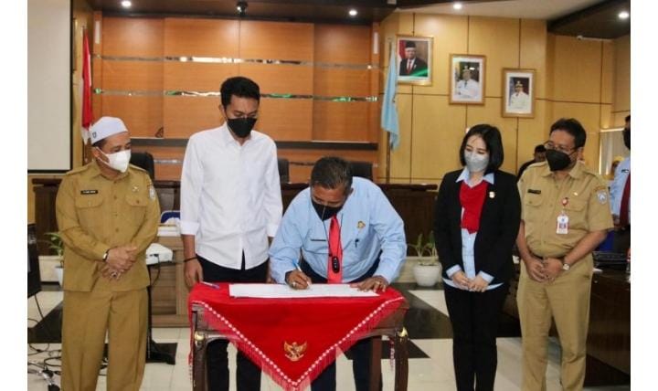 Bupati Banjar, H Saidi Mansyur didampingi Wakil Bupati Banjar, Habib Idrus Al Habsyie saat penandatanganan Mou dengan Kejari.