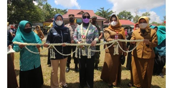 Ketua Tim Penggerak PKK Kabupaten Banjar Hj. Nurgita Tiyas saat membuka pasar murah, dihalaman kantor Kecamatan Martapura, Bincau Selasa , (8/2/2022) pagi.