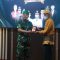 Bupati Tala HM Sukamta diberikan plakat cendramata oleh Danrem 101/Antasari Brigjen TNI Rudy Puruwito.