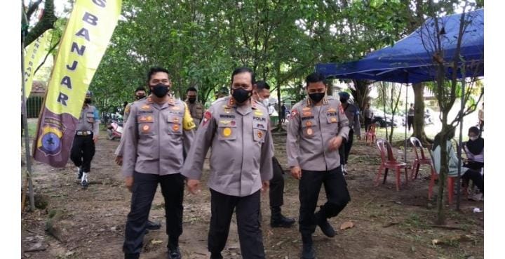 Kapolda Kalimantan Selatan Rikhwanto dan Kapolres Banjar Doni Hadi Santoso didampingi Kabag Ops Polres Banjar Abdul Mufid saat meninjau proses vaksinasi.