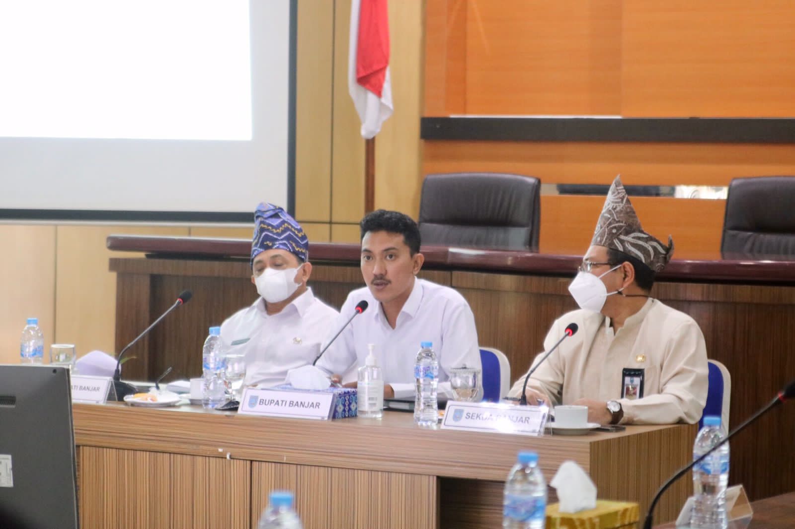 Bupati Banjar H Saidi Mansyur saat pimpin rapat mingguan.