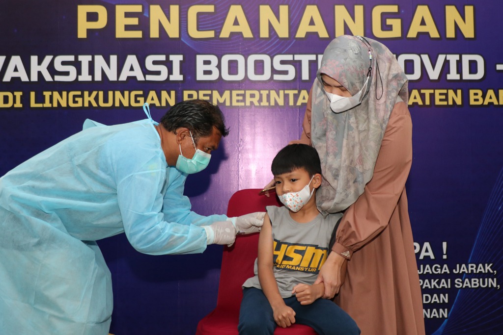Bupati Banjar Sekeluarga Awali Vaksin Booster.