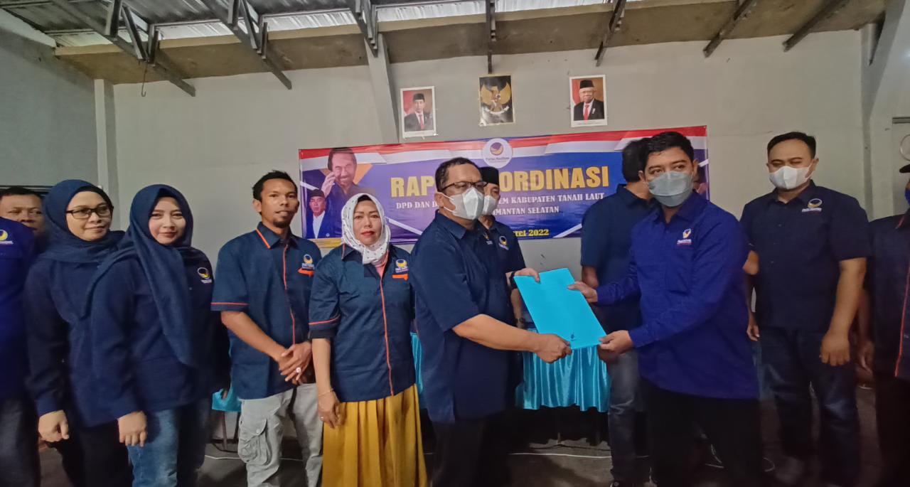 Penyerahan SK oleh perwakilan Pengurus DPW Partai NasDem ke Ketua DPD Partai NasDem Tala. Kamis ( 10/2/2022)