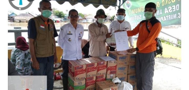 Kepala pelaksana BPBD Kabupaten Banjar Ahmad Solhan saat menyalurkan bantuan kepada korban terdampak banjir.