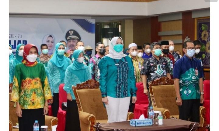 Ketua Tim Penggerak PKK Kabupaten Banjar Hj.Nurgita Tiyas saat membuka Rakor Kolaborasi Gerakan Bina Masyarakat Desa Berkualitas Unggul (GITAKU) Peduli bersama SKPD, di Mahligai Sultan Adam Martapura, Kamis (10/3/2022) pagi.