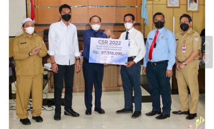 Bupati Banjar, H Saidi Mansyur saat menerima dana CSR 2022 dari PT Air Minum Intan Banjar.
