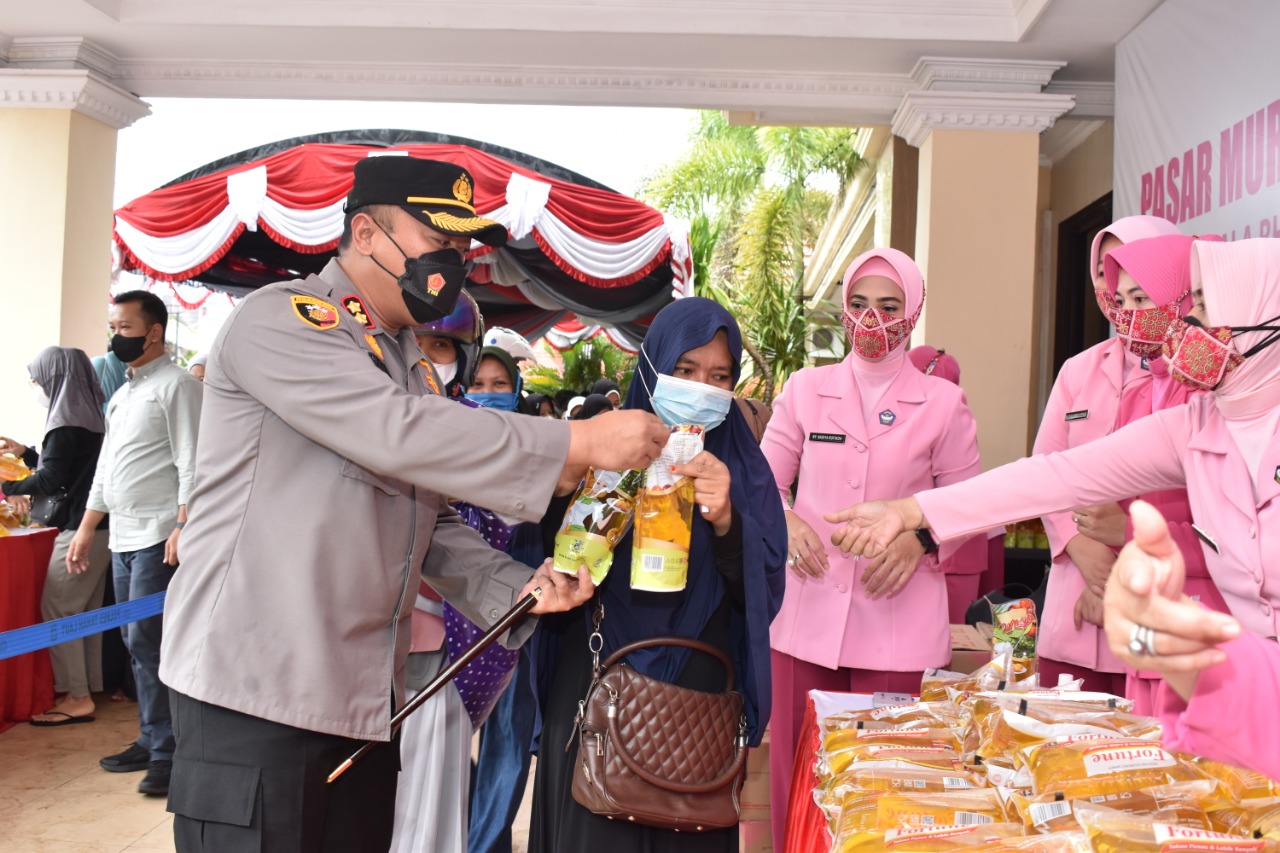 Masyarakat Pelaihari serbu pasar murah yang digelar Yayasan Kemala Bhayangkari Cabang Tanah Laut di HUT ke 42 tahun 2022.