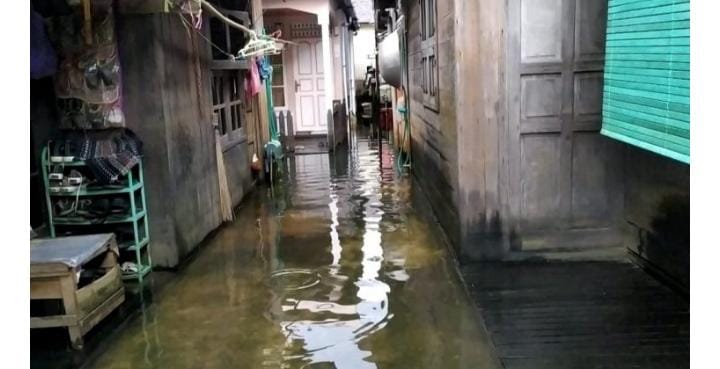 Ketinggian air bervariasi.