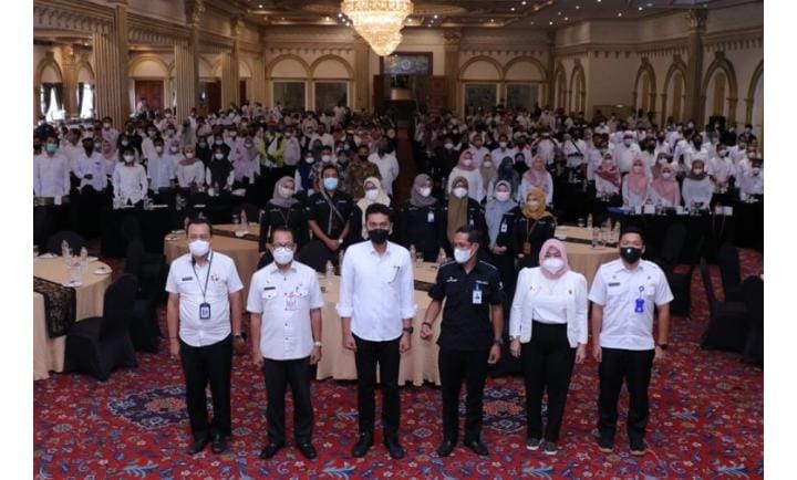 Bupati Banjar, H Saidi Mansyur saat melakukan foto bersama 277 aparat desa se Kabupaten Banjar, di Grand Dafam Q Hotel Banjarbaru, Rabu (9/3/2022) pagi.