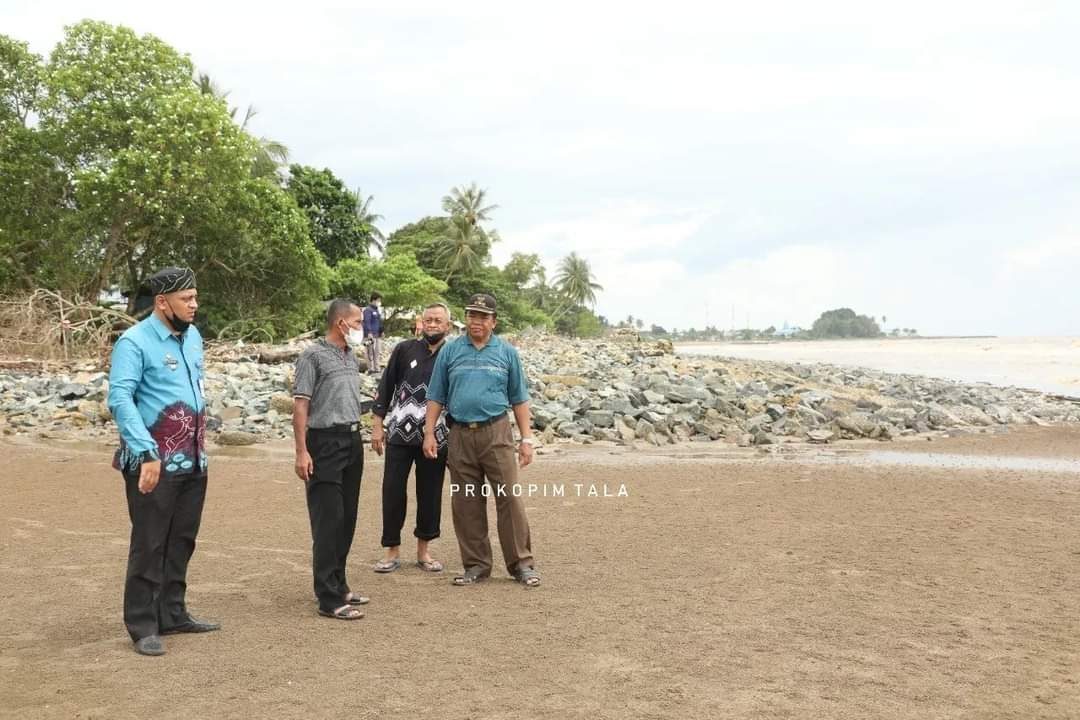 Bupati Tanah Laut HM Sukamta saat meninjau titik terkena abrasi.