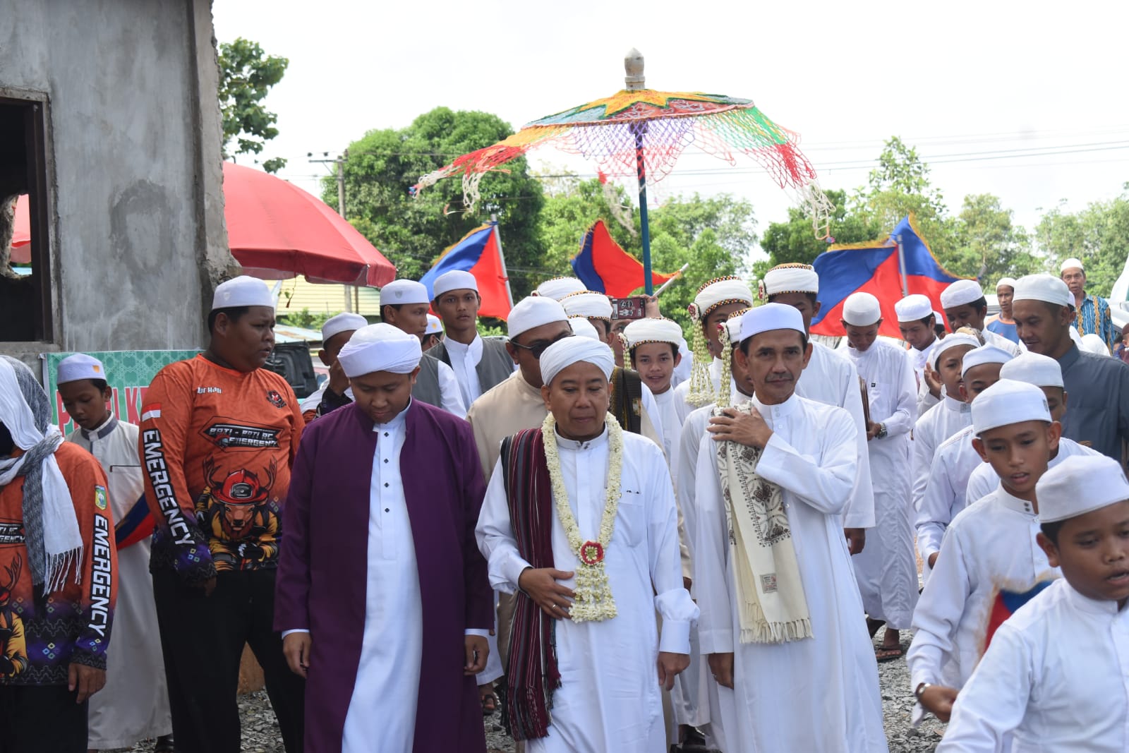 Peletakkan batu pertama pembangunan asrama santriwati Ponpes Raudhatul Muhibbin oleh KH Hasanuddin.