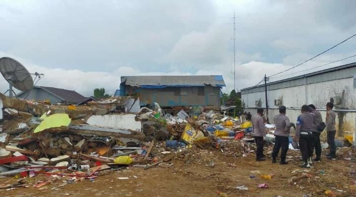 Puing-puing reruntuhan bangunan Alfamart.