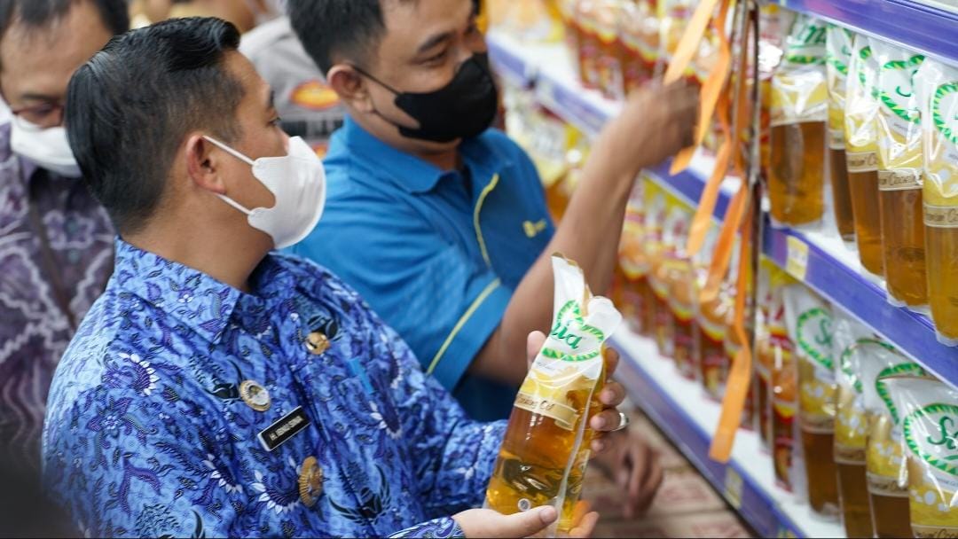 Walikota Banjarmasin, H Ibnu Sina saat memonitoring harga bahan pokok dipasar tradisional dan modern.