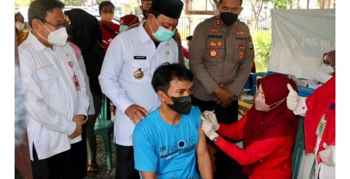 Gubernur Kalsel, H Sahbirin Noor saat menininjau Vaksinasi Bergerak di Gambut.