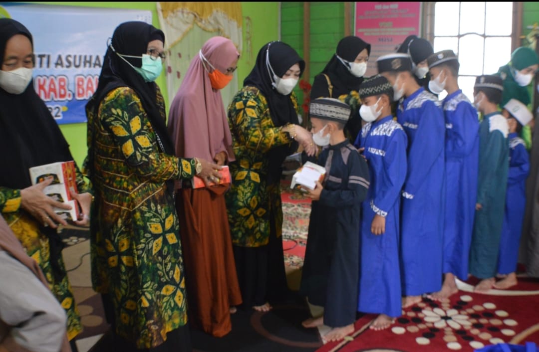 Hj. Megawati Ulpah dan anggota GOW memberikan bingkisan kepada anak anak panti/ pondok pesantren Darul Khaira