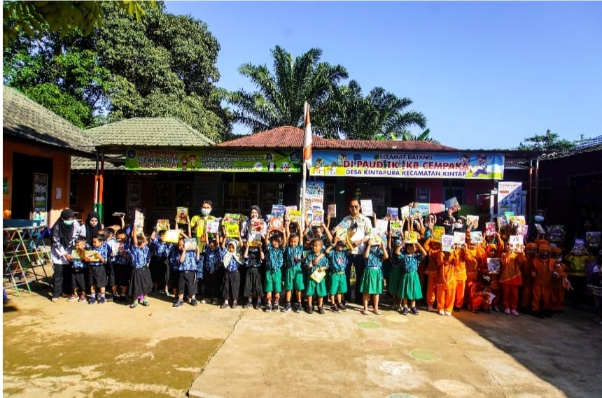 Arutmin Indonesia Tambang Asamasam melalui program Community Development bersama Himpunan Pemberdayaan Masyarakat Tambang (HPMT) menggelar program hibah buku ke sekolah-sekolah