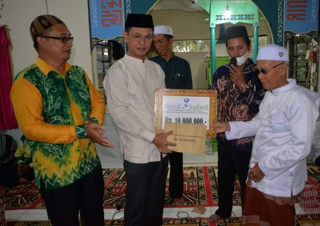 Wakil Bupati juga serahkan bantuan sebesar Rp.55 juta masing-masing Rp25 juta dari Pemkab Batola, Rp10 juta dari Bank Kalsel Cabang Marabahan, Rp10 juta dari PT Talenta Bumi dan Rp. 10 juta dari H. Rahmadian Noor pribadi