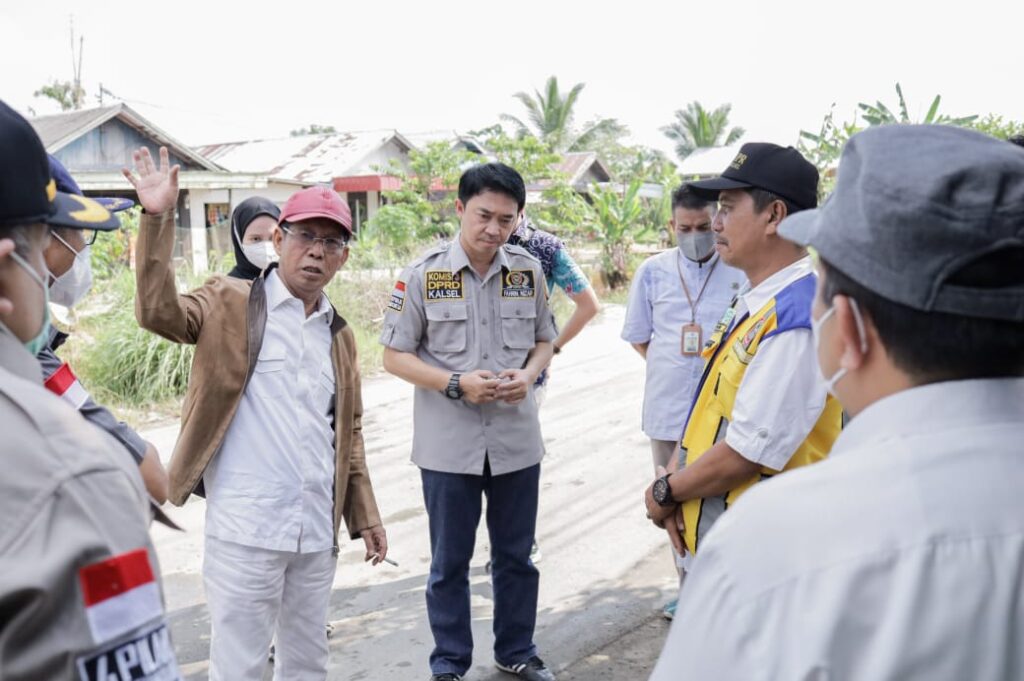 Komisi III DPRD Provinsi Kalimantan Selatan meninjau serta mengevaluasi ruas jalan Desa Anjir Pasar Kota 1, Kecamatan Anjir Pasar Kabupaten Barito Kuala.