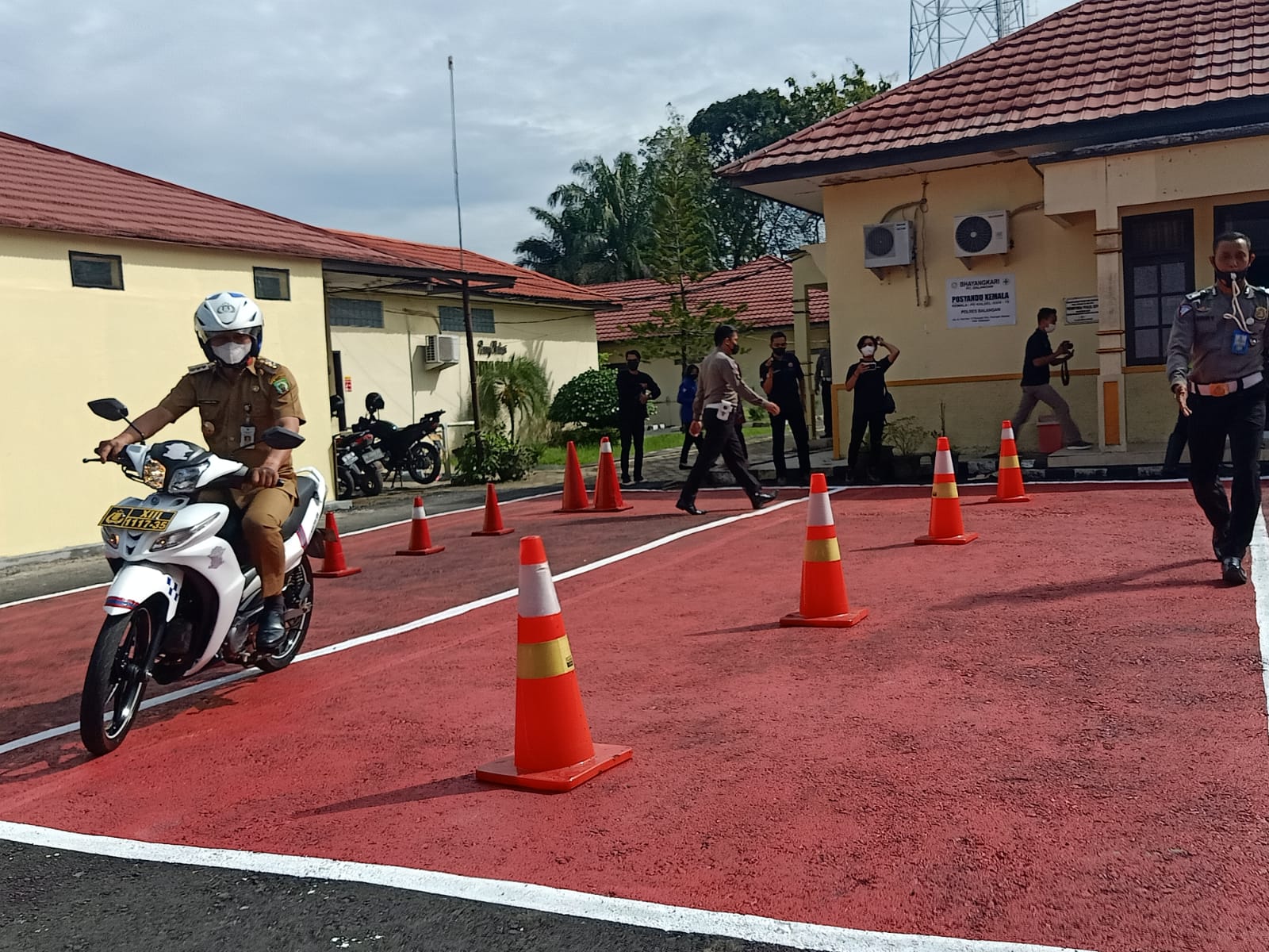 Bupati Balangan, H Abdul Hadi saat perpanjang SIM C.