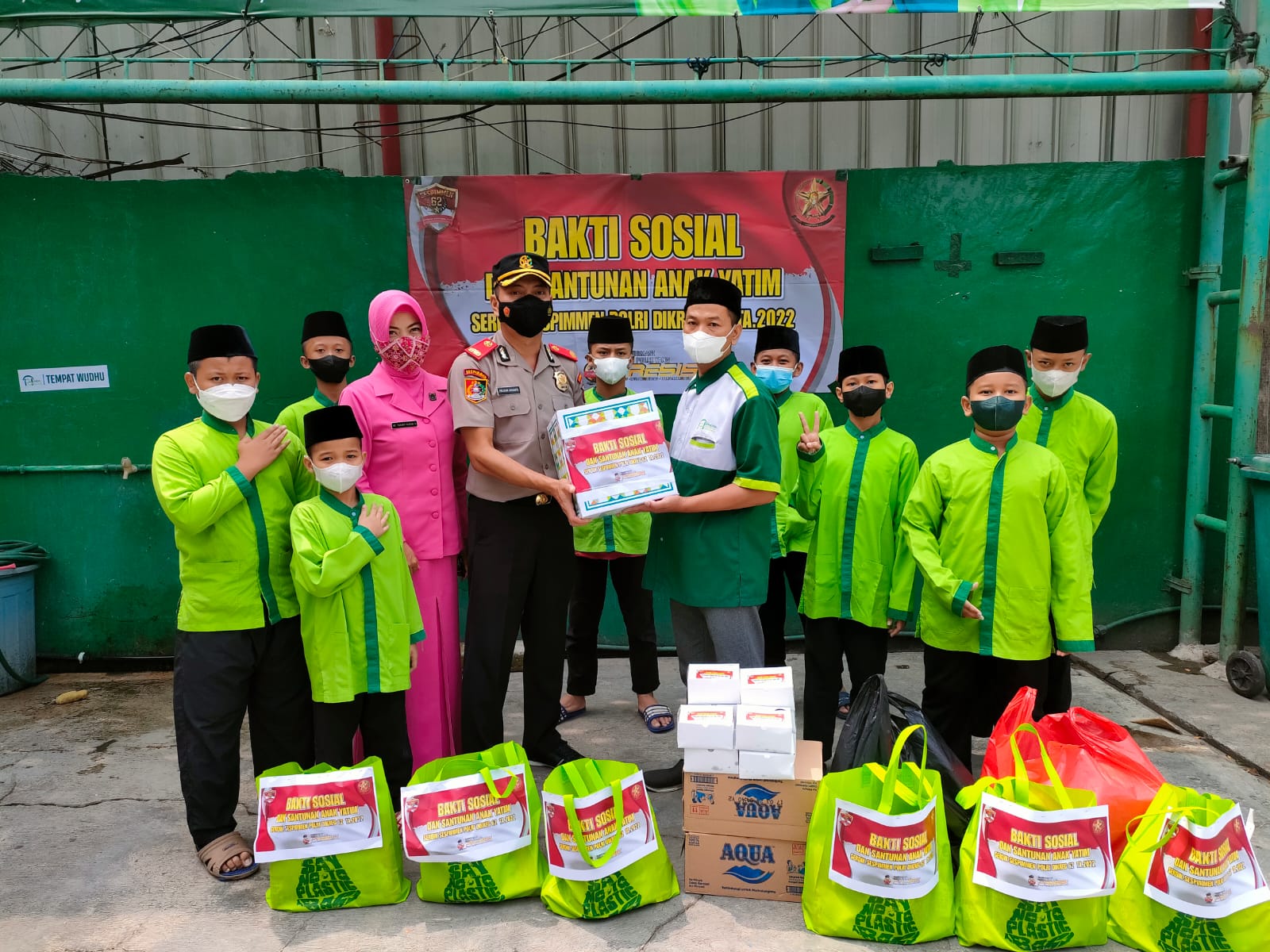 Kompol Fauzan Arianto dan Ibu Bhayangkari Ny. Yuniar Fauzan Arianto menggelar Bakti Sosial di Asrama Yatim dan Dhuafa Jakarta Pusat.