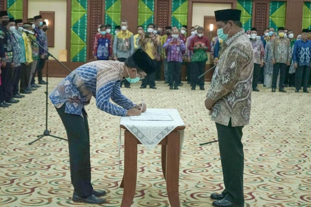 221 pejabat yang dilantik dan diambil sumpah oleh Gubernur Kalsel