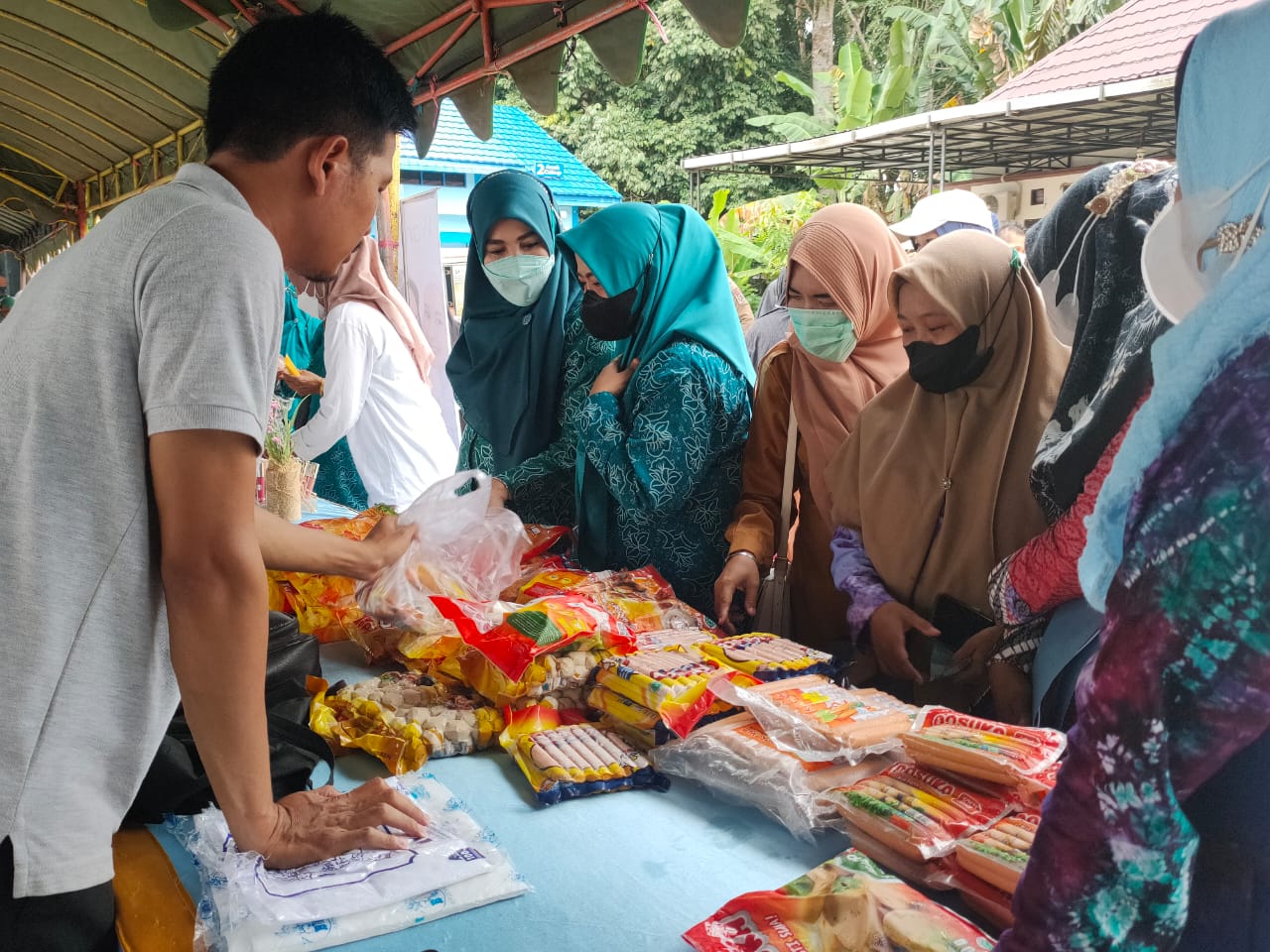 Pasar Murah TP PKK Balangan ditinjau Ketua TP PKK Balangan