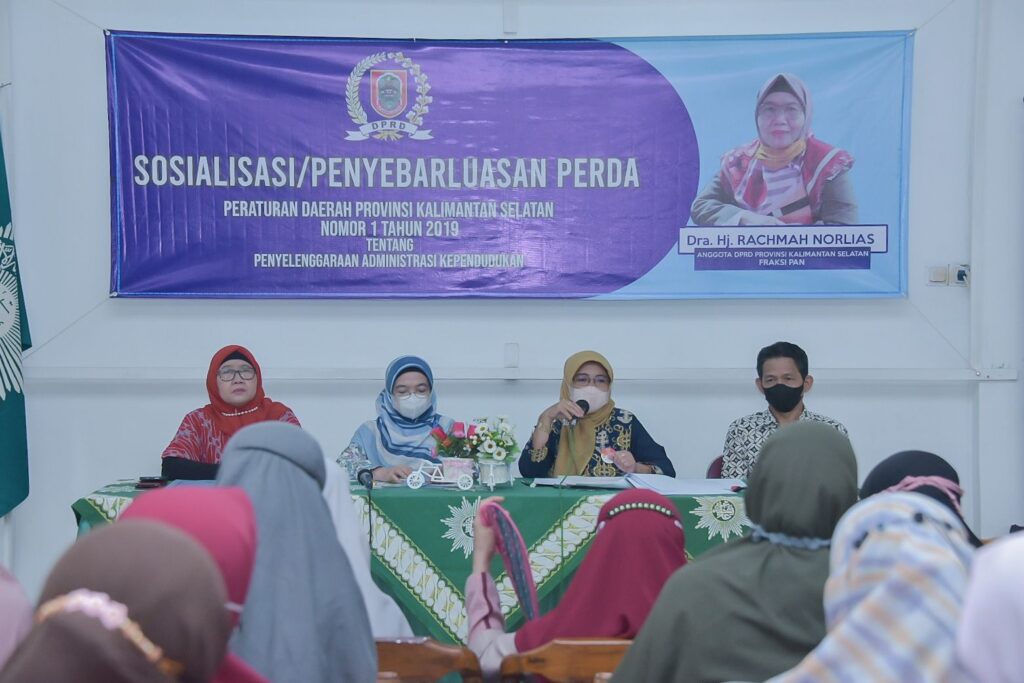 Kota Banjarmasin antusias ikuti sosialisasi peraturan daerah nomor 1 tentang Penyelenggaraan Administrasi Kependudukan oleh Ketua Komisi I Dewan Perwakilan Rakyat Daerah (DPRD) Provinsi Kalimantan Selatan (Kalsel), Dra. Hj. Rachmah Norlias.