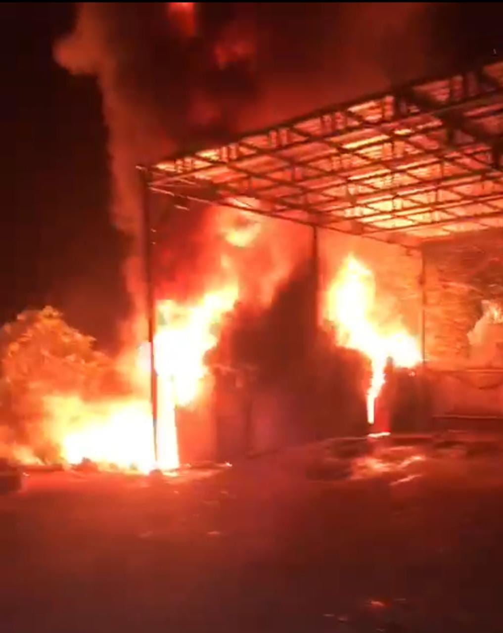 Api saat membakar Gudang Penyimpanan Solar Terbakar di Desa Jilatan Alur Tanah Laut.