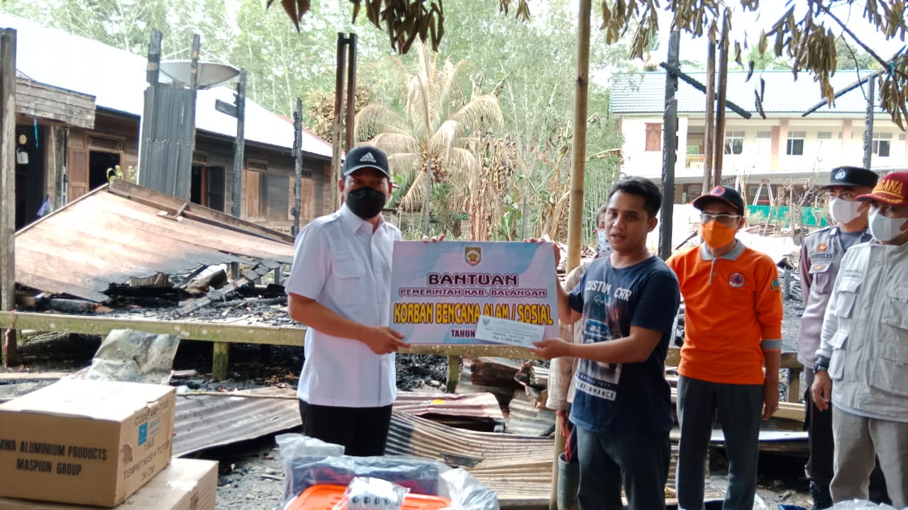 H Abdul Hadi menyerahkan bantuan berupa uang santunan senilai 36 juta kepada korban kebakaran di Desa Tabuan, Kecamatan Halong, Jum'at (29/4).