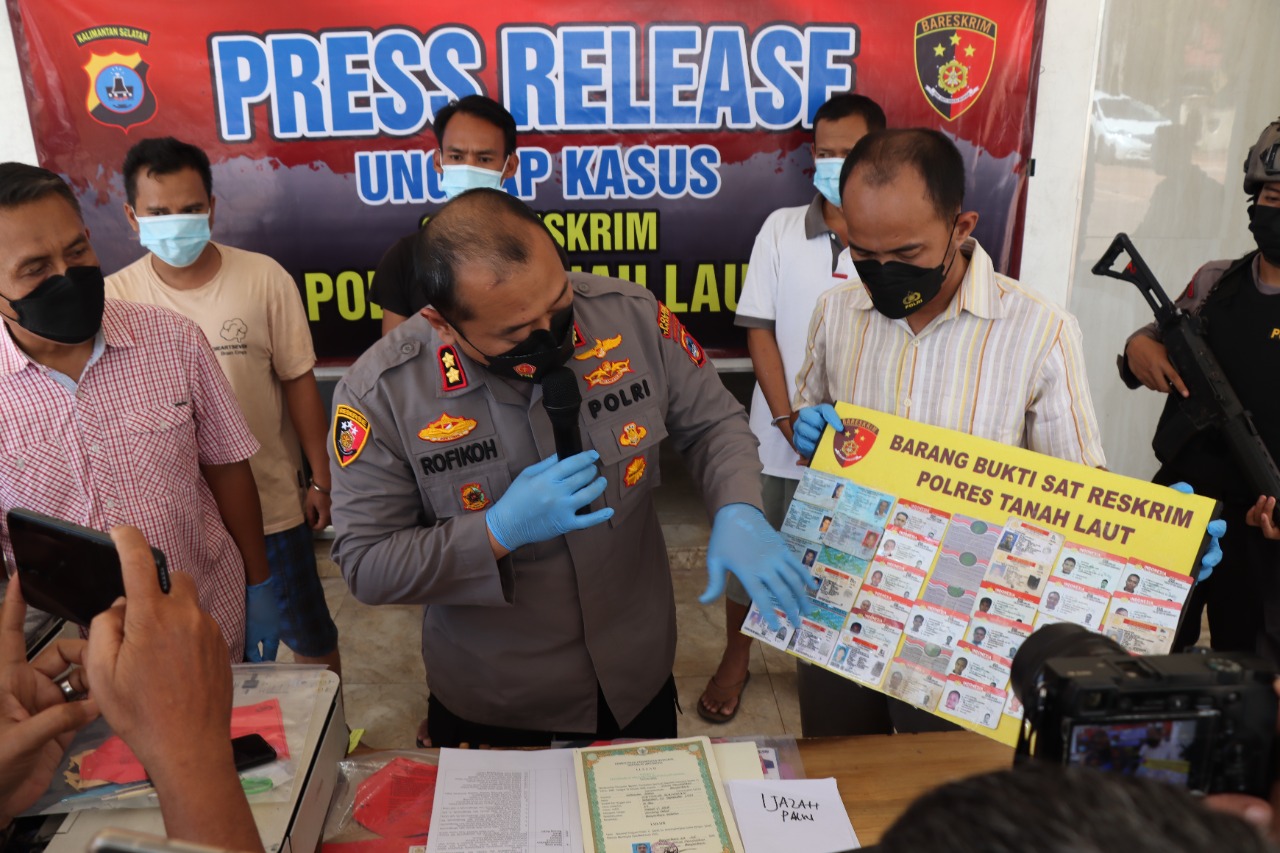 barang bukti tersebut berupa, 23 SIM B2 Umum Palsu yang sudah di laminating 26 SIM B2 Umum Palsu tidak laminating 10 SIM B2 Umum Asli yang sudah kadaluarsa.