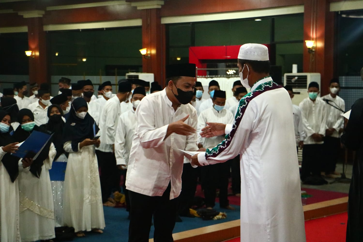 Bupati Tala Serahkan SK Kepada 276 Pegawai Pemerintah dengan Perjanjian Kerja Usai Tarawih.