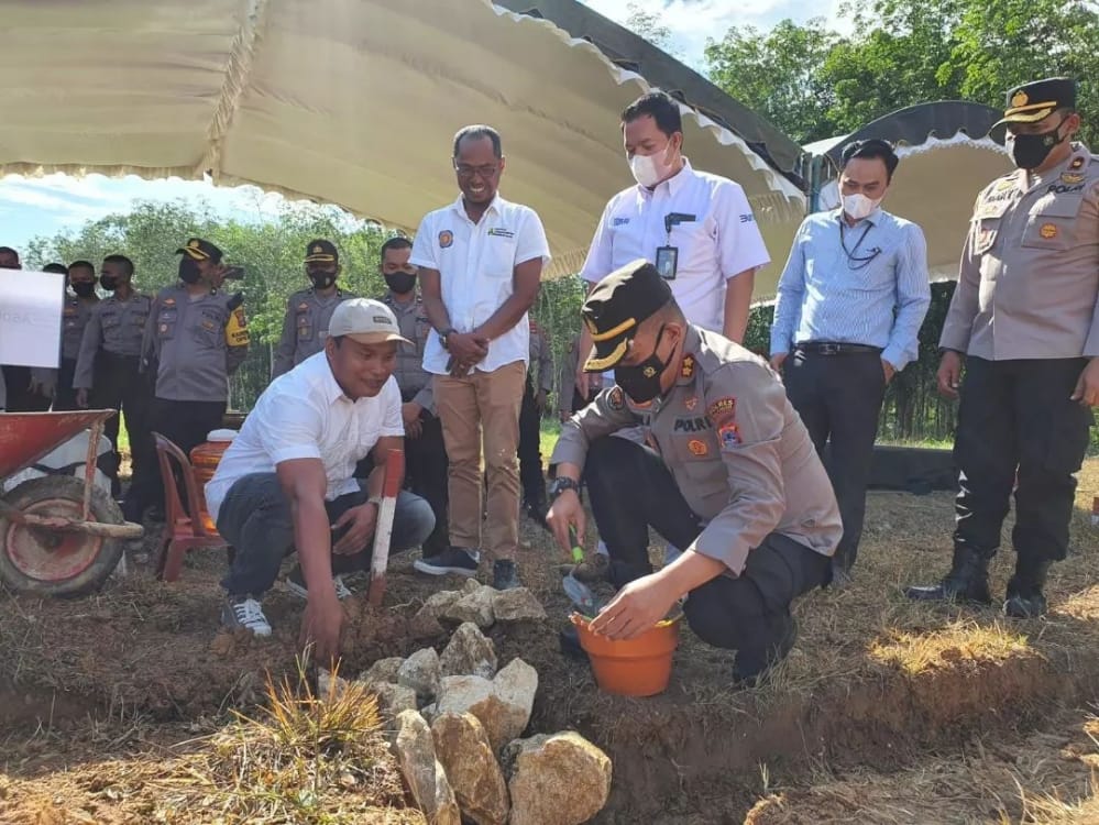 Pembangunan rumah bagi PNPP (Pegawai Negeri Pada Polri) Polres Balangan Polda Kalimantan Selatan di tandai dengan peletakan batu pertama oleh Kapolres Balangan AKBP Zaenal Arifin, bertempat di Jalan Bhayangkara Komplek Puri Gardena Kecamatan Paringin Selatan Kabupaten Balangan, Senin (30/05/2022) Pagi.