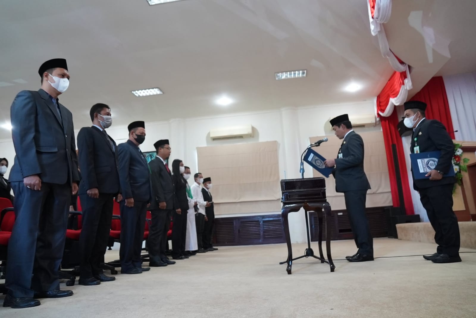 Bupati Balangan, H Abdul Hadi saat melantik pejabat struktural di lingkungan Pemerintah Kabupaten Balangan.