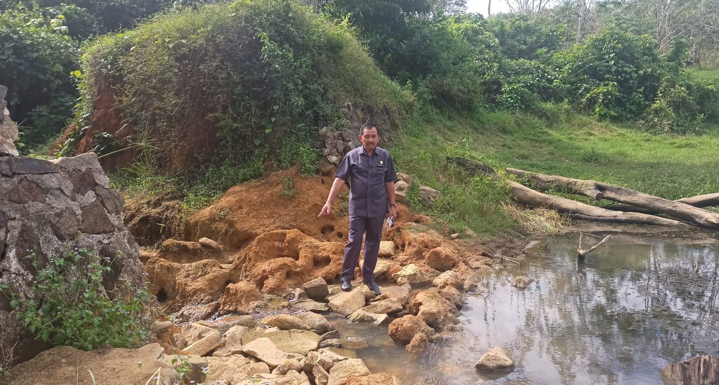 Anggota DPRD Kabupaten Tanah Laut, Sarjana saat menunjukkan Letak Bendungan Bumi Asih Yang Jebol (Foto/LK-Asep)