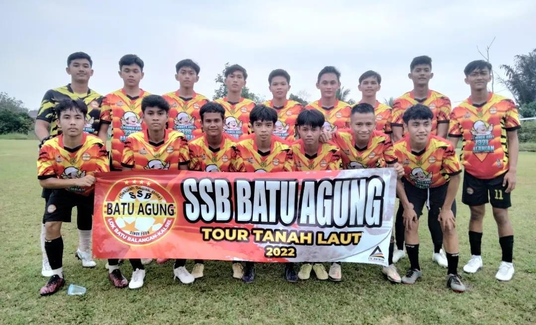 Bibit muda pesepak bola dari Sekolah Sepak Bola (SSB) Batu Agung bersama tim SSB Simbat Bati - Bati