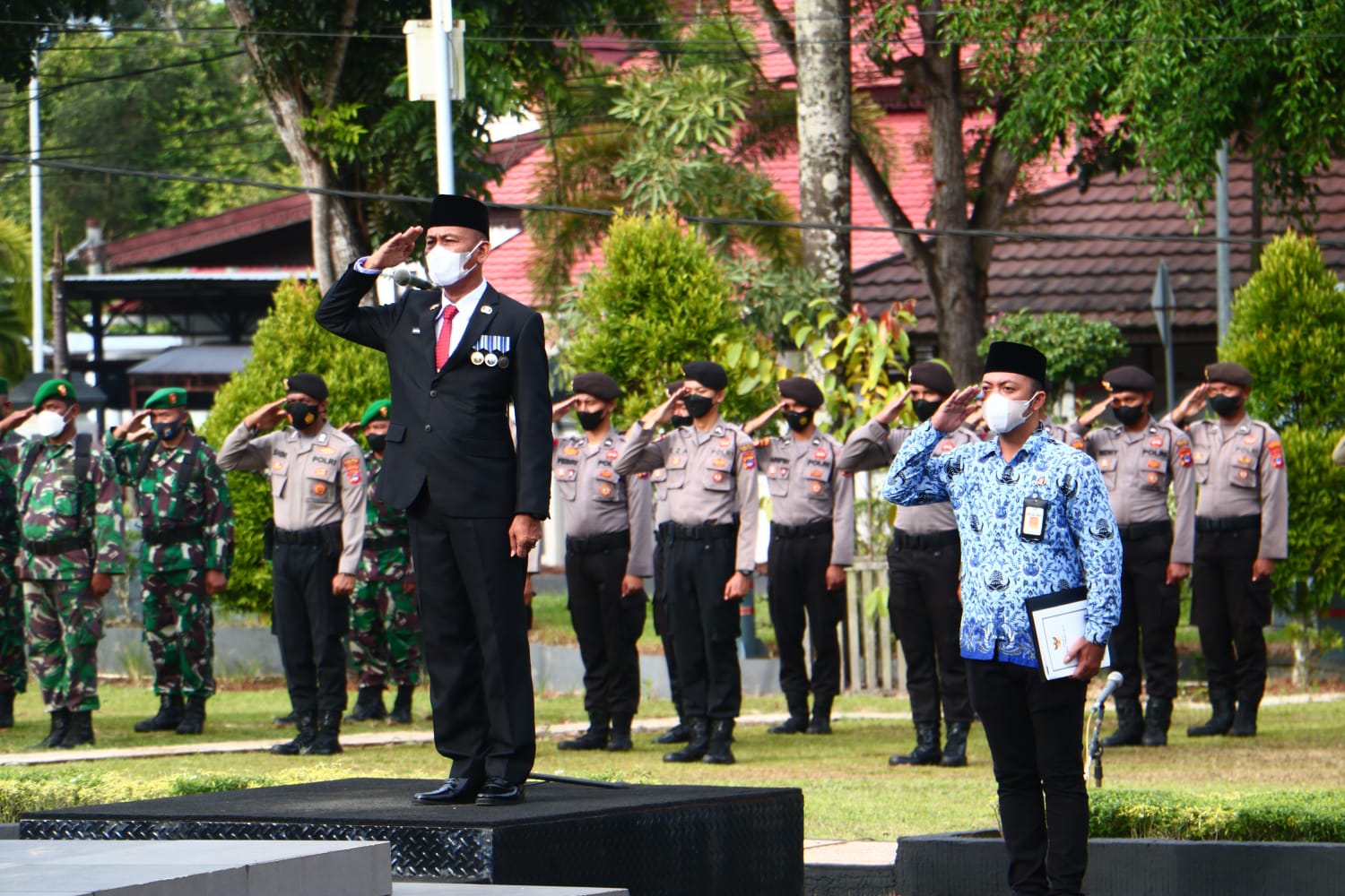 pelaksanaan upacara Peringatan Hari Ulang Tahun ke-73 Proklamasi Gubernur Tentara Alri Divisi IV Pertahanan Kalimantan di Halaman Kantor Bupati Tala