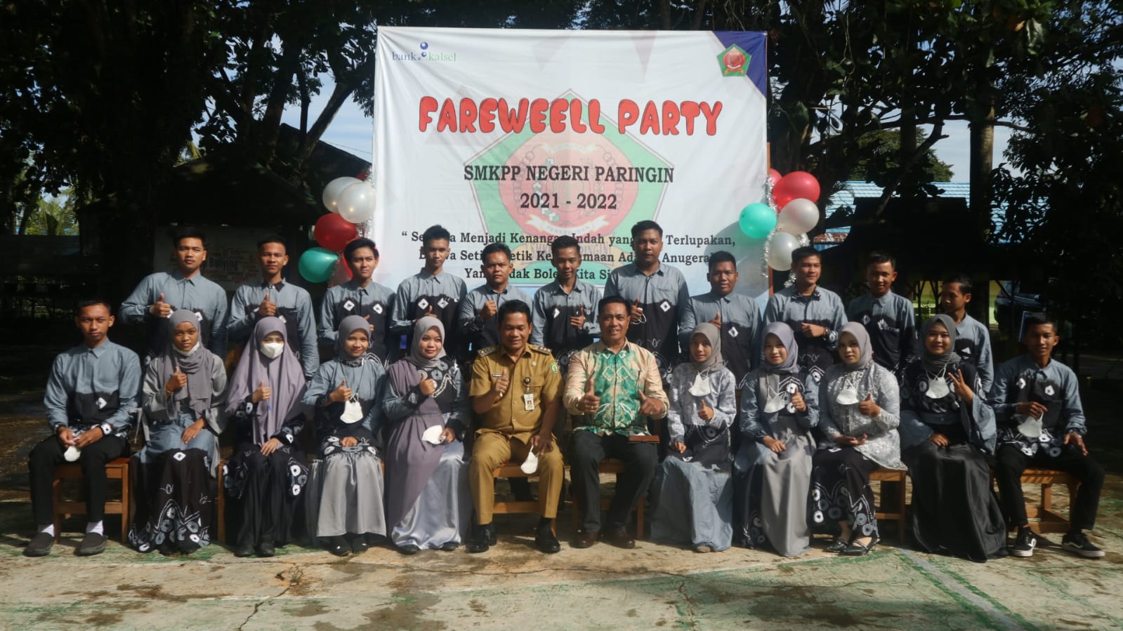 Bupati H Abdul Hadi berfoto dengan siswa SMKPPN